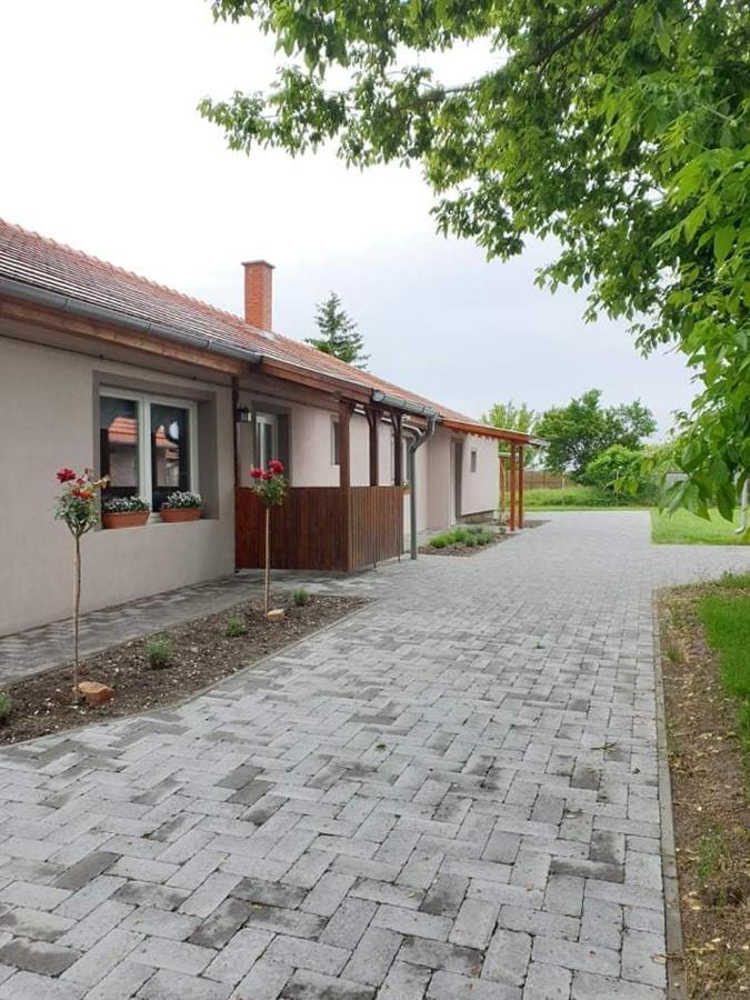 Kajari Apartmanhaz Balatonfőkajár 外观 照片