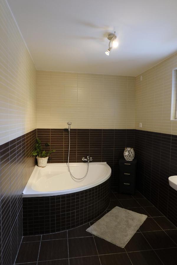 Kajari Apartmanhaz Balatonfőkajár 外观 照片
